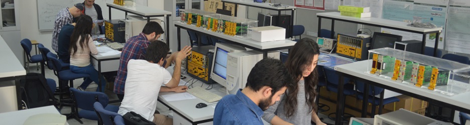 Laboratuvarda öğrenciler deney yapıyor
